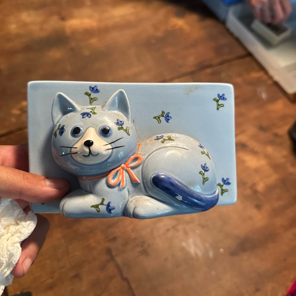 Cat letter holder